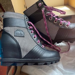 Sorel Girl Wedge Booties Size 3